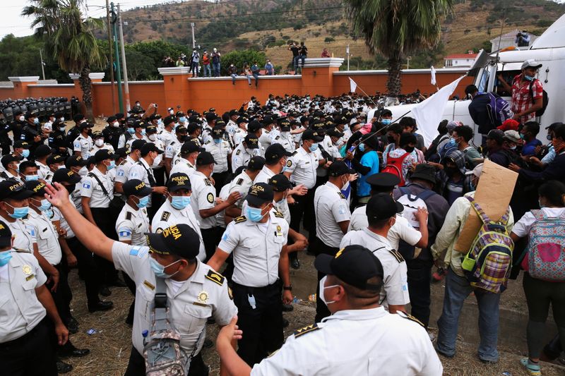 © Reuters. Hondurans take part in a new caravan of migrants, set to head to the United States, in Vado Hondo