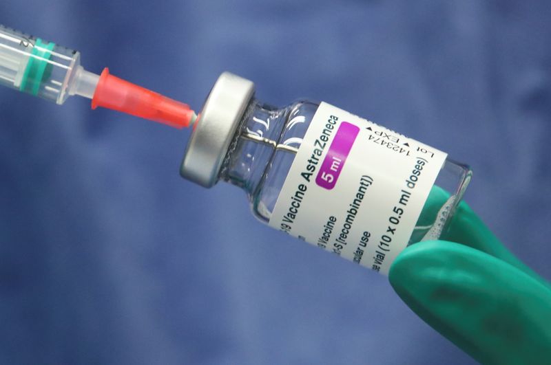 &copy; Reuters. Un operatore sanitario prepara una dose del vaccino AstraZeneca contro il Covid-19