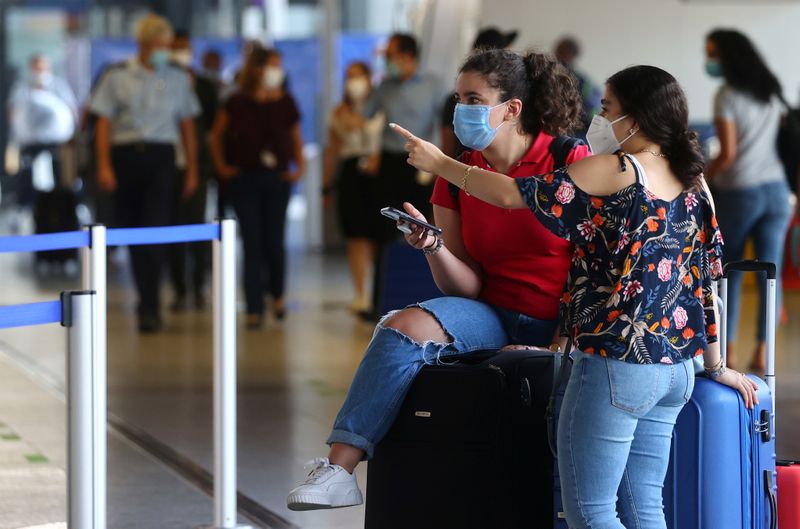 &copy; Reuters. Pasajeros con máscaras protectoras en el aeropuerto de Fráncfort