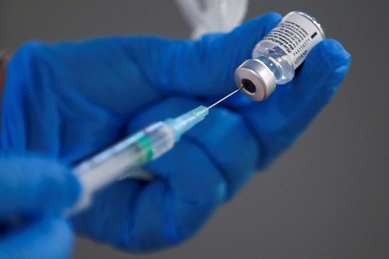 &copy; Reuters. Un&apos;infermiera riempie una siringa con una seconda dose del vaccino Pfizer-BioNTech contro il Covid-19