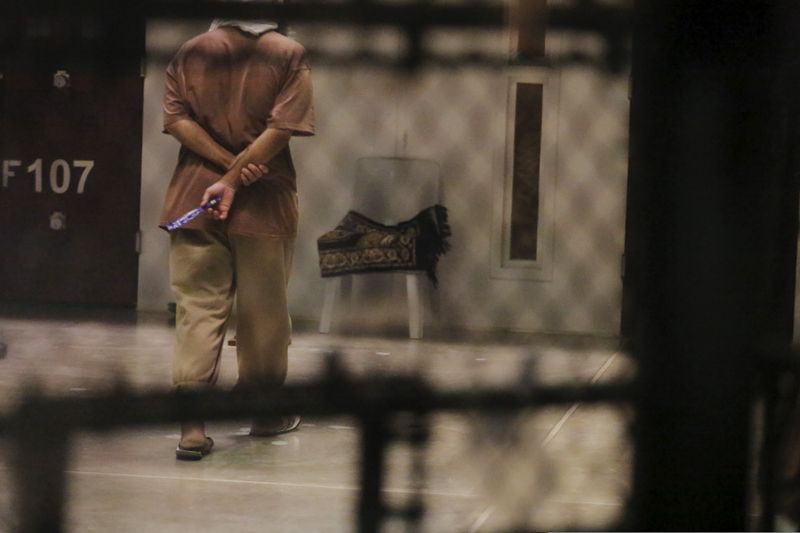 © Reuters. A detainee paces around a cell block while being held in Joint Task Force Guantanamo's Camp VI at the U.S. Naval Base in Guantanamo Bay, Cuba