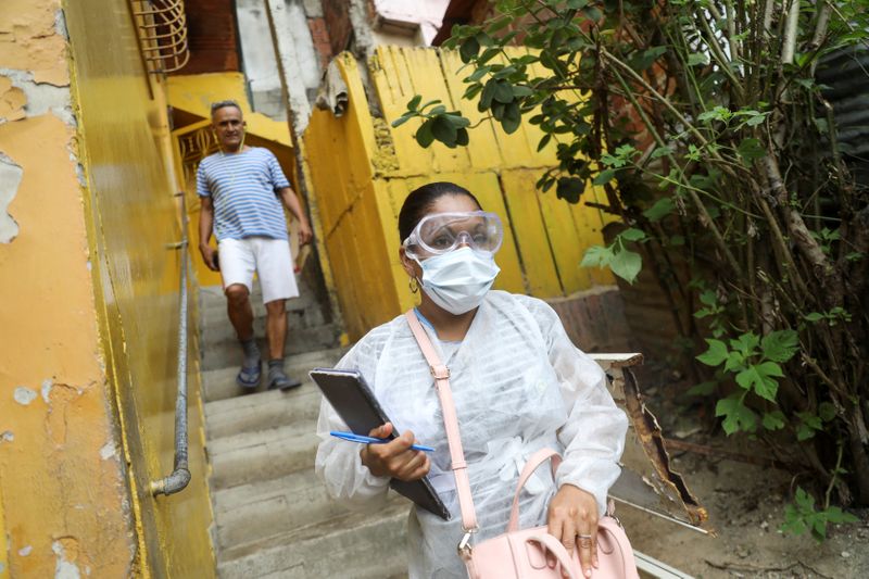 &copy; Reuters. Imagen de archivo de una doctora con ropa protectora trabajando en el barrio de bajos ingresos de Las Mayas, en Caracas, Venezuela.