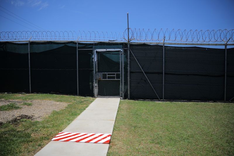 &copy; Reuters. FOTO DE ARCHIVO. Una puerta de salida donde los detenidos liberados son entregados a los países que han acordado aceptarlos se ve en la Base Naval de Estados Unidos en la Bahía de Guantánamo