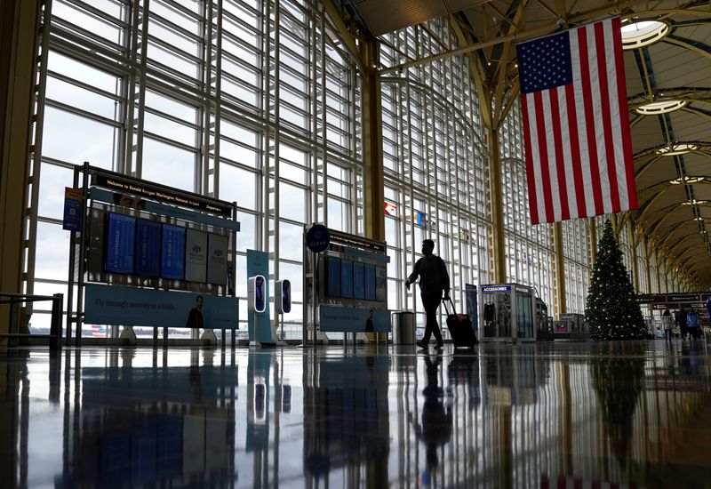 © Reuters. FILE PHOTO: A passenger makes his way through Ronald Reagan Washington National Airport in Arlington, Virginia