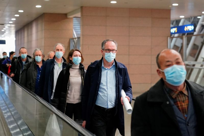 &copy; Reuters. Peter Ben Embarek y otros miembros del equipo de la Organización Mundial de la Salud (OMS) encargado de investigar los orígenes de la enfermedad del coronavirus (COVID-19) llegan al aeropuerto internacional de Pudong en Shanghái, China.