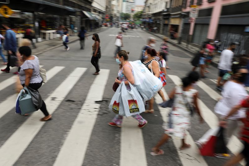 &copy; Reuters. Pessoas caminham em rua de comércio popular no Rio de Janeiro