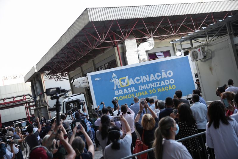 &copy; Reuters. Caminhão com vacinas da AstraZeneca contra Covid-19 deixa sede da Fundação Oswaldo Cruz, no Rio de Janeiro