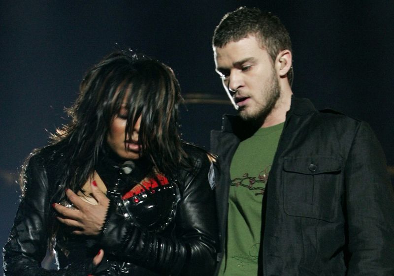 © Reuters. Janet Jackson (L) reacts after fellow singer Justin Timberlake ripped off one of her chest plates at the end of their half time performance at Super Bowl XXXVIII in Houston