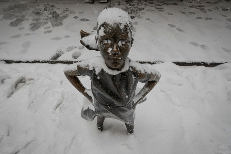 &copy; Reuters. Escultura da &quot;Garota Destemida&quot; em frente à Bolsa de Nova York