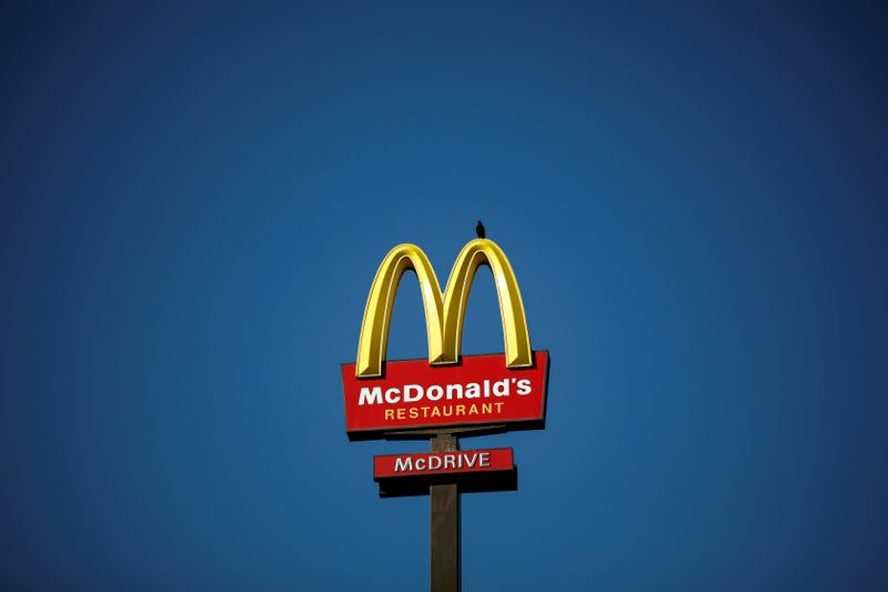 &copy; Reuters. FILE PHOTO: The McDonald&apos;s company logo stands on a sign outside a restaurant in Bretigny-sur-Orge, near Paris