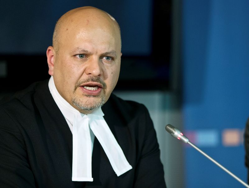 © Reuters. FILE PHOTO: Defence Counsel for Kenya's Deputy President Ruto, Khan attends a news conference at the ICC in The Hague