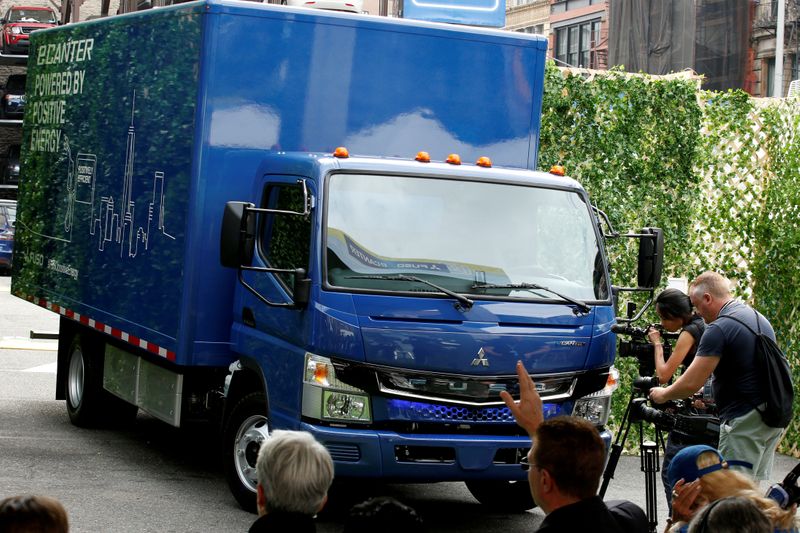 &copy; Reuters. FILE PHOTO: A new Daimler AG, FUSO battery-powered eCanter urban delivery truck is unveiled during a news conference in New York