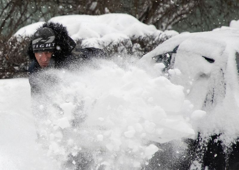 © Reuters. موسكو تكتسي بالثلوج مع تسجيل درجات حرارة 15 تحت الصفر