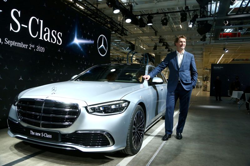 &copy; Reuters. FILE PHOTO: FILE PHOTO: Daimler&apos;s Mercedes-Benz presents new S-Class