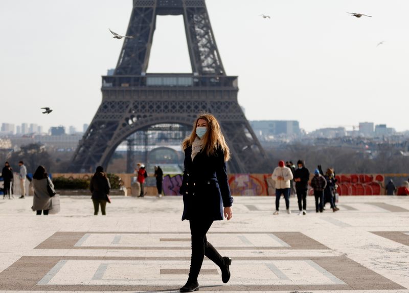 &copy; Reuters. FILE PHOTO: People wear protective face masks in Paris