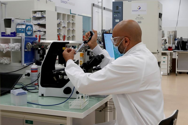 &copy; Reuters. FILE PHOTO: A researcher works in an industrial development laboratory at the vaccine unit of French drugmaker Sanofi&apos;s Pasteur plant in Marcy-l&apos;Etoile, near Lyon, France