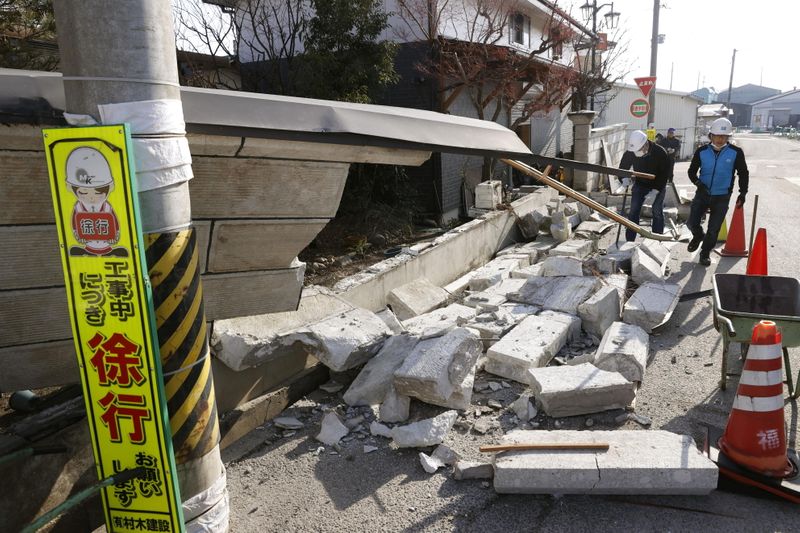 &copy; Reuters. Strong quake hits off Japan coast