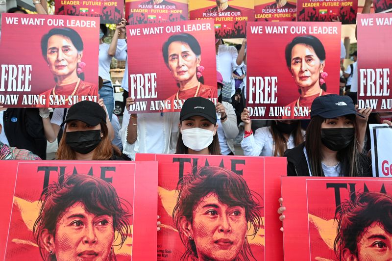 &copy; Reuters. عشرات الألوف يحتجون على انقلاب ميانمار بعد ليلة من الخوف