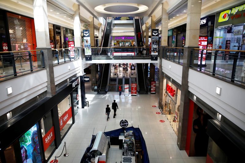 &copy; Reuters. People walk inside a shopping mall with most shops shuttered due to coronavirus disease (COVID-19) restrictions, in Petah Tikva