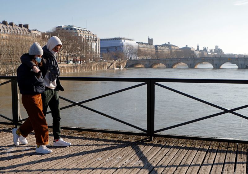 &copy; Reuters. CORONAVIRUS: 21.231 NOUVEAUX CAS ET 199 NOUVEAUX DÉCÈS EN FRANCE