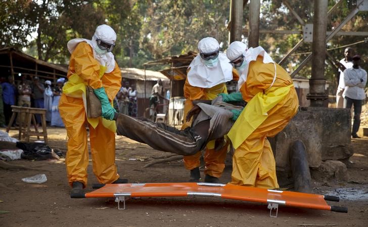 &copy; Reuters. A French Red Cross team picks up a suspected Ebola case from the centre of Forecariah