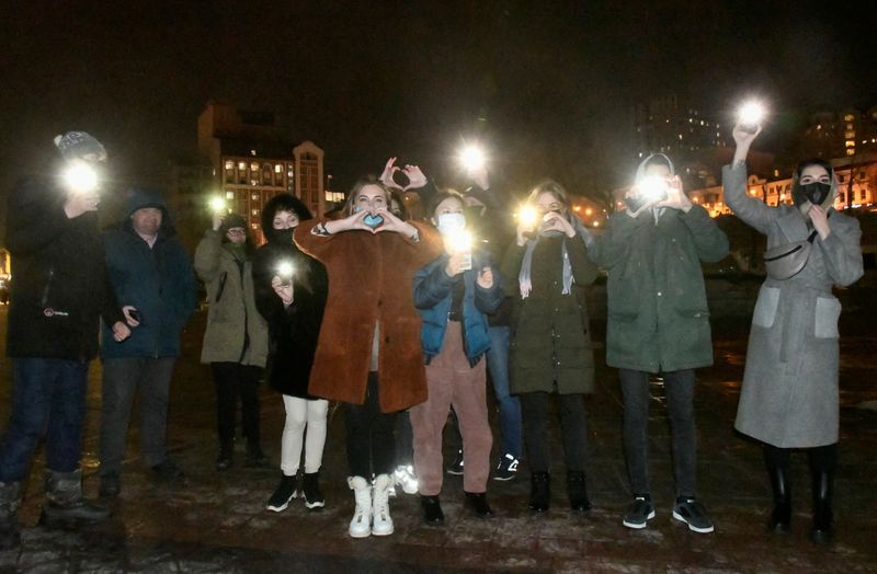 © Reuters. Supporters of jailed Russian opposition politician Alexei Navalny protest in Vladivostok