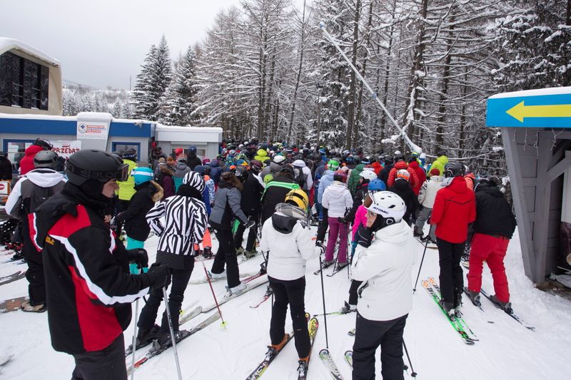 &copy; Reuters. People queue to go skiing and snowboarding in the moutain resort of Zieleniec