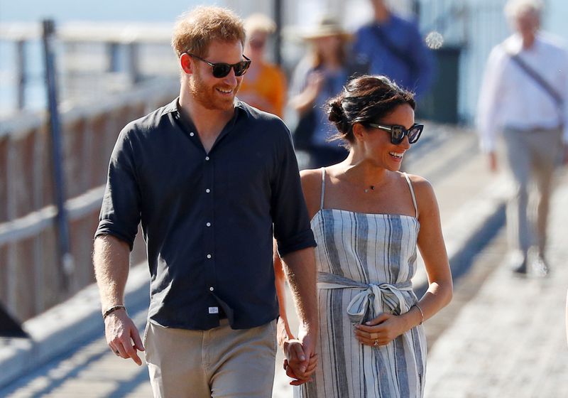 &copy; Reuters. FILE PHOTO: Britain&apos;s Prince Harry and Meghan, Duchess of Sussex, arrive to greet members of the public in Kingfisher Bay on Fraser Island in Queensland