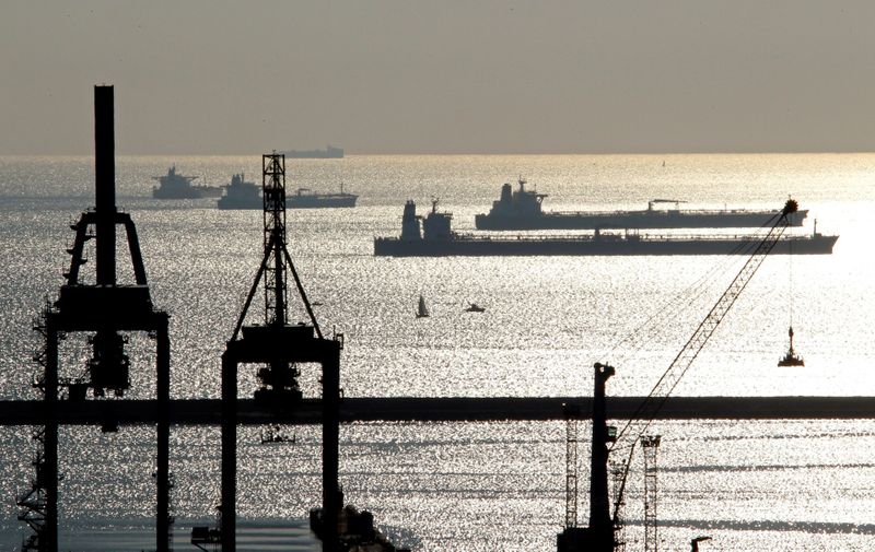 © Reuters. FILE PHOTO: Oil and gas tankers are anchored off the Marseille harbour