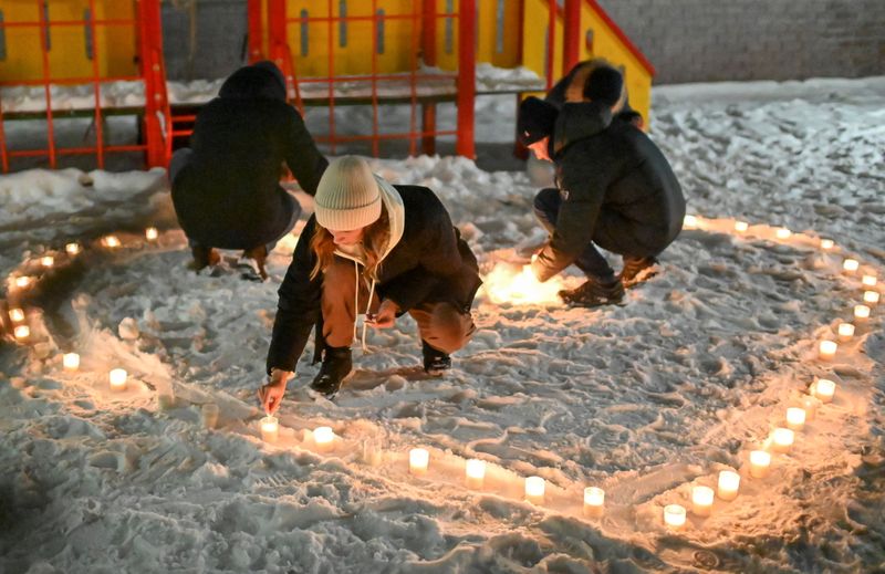 &copy; Reuters. ろうそくの光でナワリヌイ氏に支持、ロシア各地で市民が結束