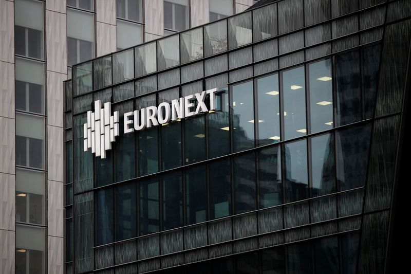 &copy; Reuters. Il logo Euronext nel quartiere finanziario di La Defense