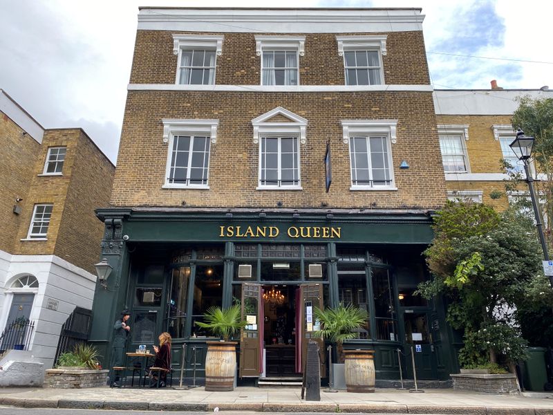 &copy; Reuters. FILE PHOTO: Customers are seen at a table outside The Island Queen pub in London