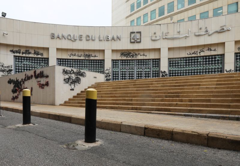 &copy; Reuters. FILE PHOTO: Lebanon&apos;s central bank is seen closed under a national lockdown imposed to contain the spread of coronavirus