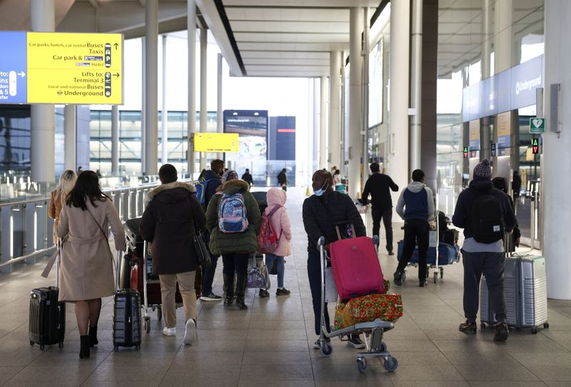 &copy; Reuters. Viajeros en la Terminal 2 del aeropuerto de Heathrow, durante la epidemia del coronavirus (COVID-19) en Londres