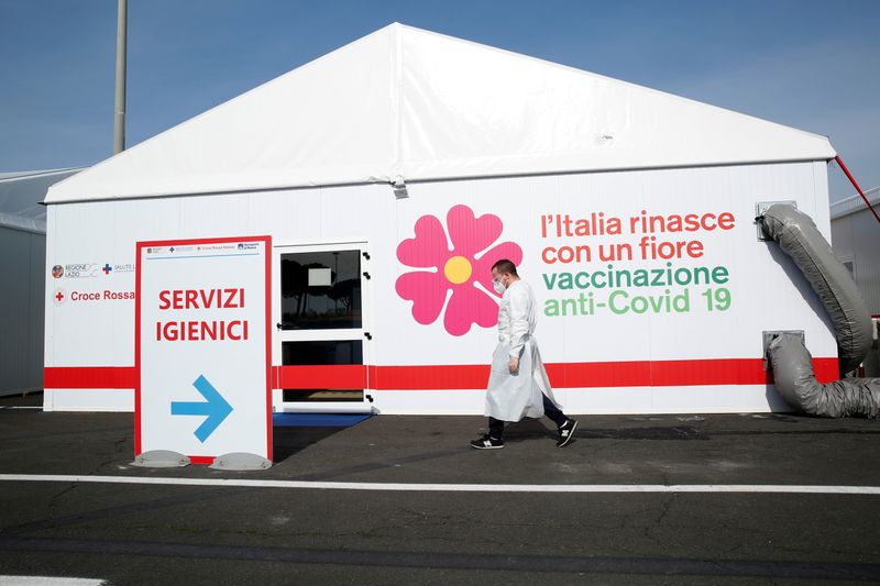 &copy; Reuters. Una tenda per le operazioni di vaccinazione contro il Covid-19 all&apos;aeroporto di Fiumicino