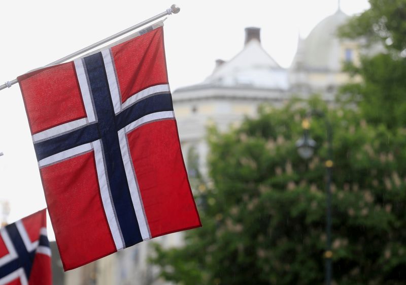 &copy; Reuters. FILE PHOTO: Norwegian flags flutter at Karl Johans street in Oslo, Norway