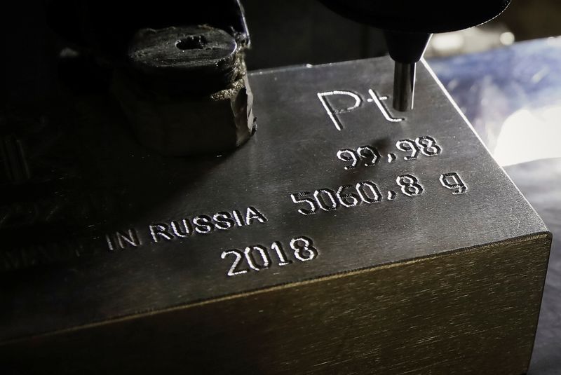 &copy; Reuters. Una máquina grava información en un lingote de 99,98% puro platino en la planta de metales no ferrosos Krastsvetmet en la ciudad siberiana de Krasnoyarsk