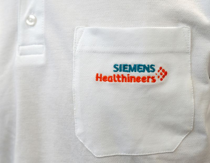 &copy; Reuters. FILE PHOTO: Siemens Healthineers logo is seen on an item of clothing in manufacturing plant in Forchheim