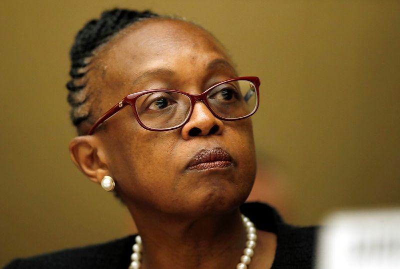 &copy; Reuters. FOTO DE ARCHIVO. Matshidiso Moeti, directora de la Organización Mundial de la Salud en África, asiste a una reunión de líderes y autoridades regionales para tratar recientes brotes de ébola. REUTERS/Denis Balibouse