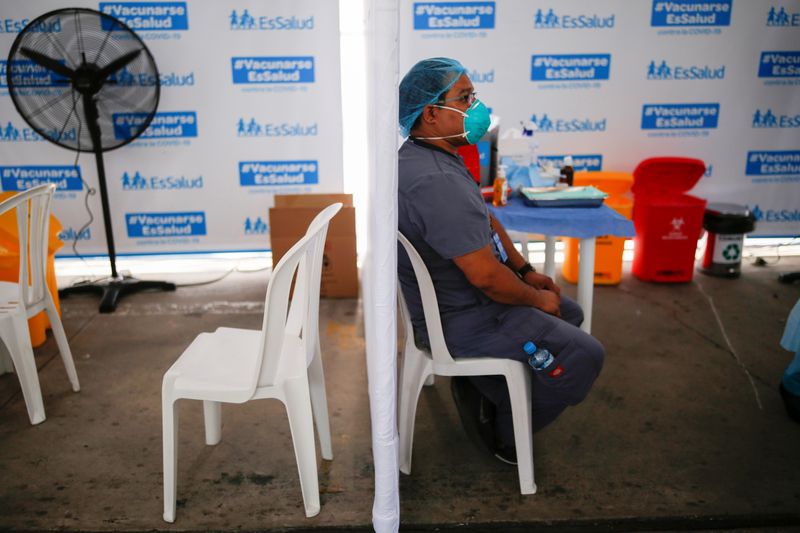 &copy; Reuters. FOTO DE ARCHIVO. Un trabajador de salud espera para ser vacunado contra el COVID-19 en Lima, Perú. Febrero 9, 2021. REUTERS/Sebastian Castañeda