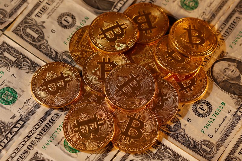 &copy; Reuters. Representations of virtual currency Bitcoin and U.S. dollar banknotes are seen in this picture illustration
