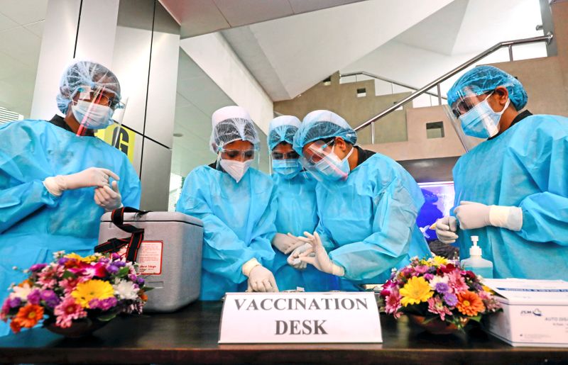 &copy; Reuters. FILE PHOTO: Health officials prepare the AstraZeneca&apos;s COVID-19 vaccines manufactured by the Serum Institute of India, at army Hospital in Colombo