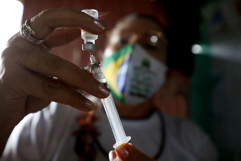 &copy; Reuters. Agente de saúde prepara vacina contra Covid-19 em localidade do Amazonas