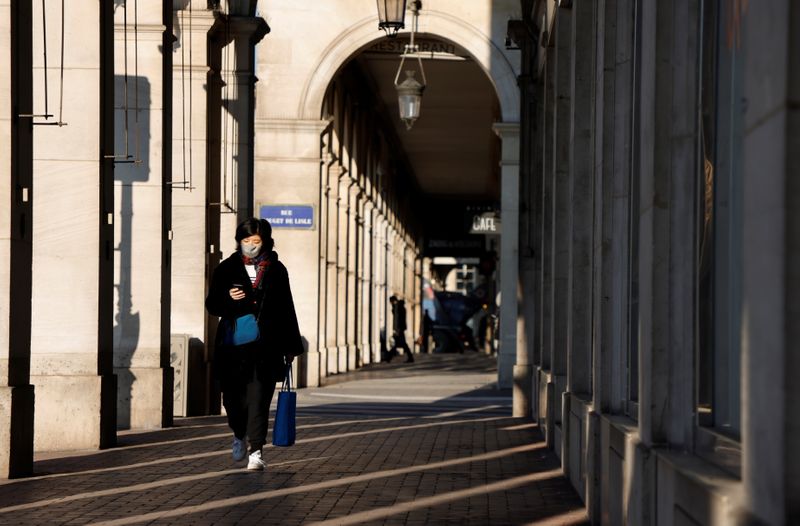 © Reuters. CORONAVIRUS: LA FRANCE ENREGISTRE 4.376 NOUVELLES INFECTIONS