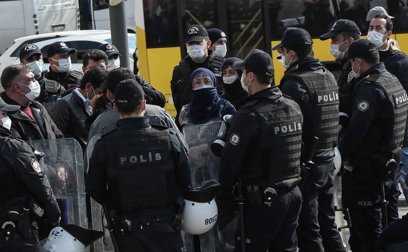 © Reuters. أنقرة تعتقل مئات المعارضين الأكراد بعد مقتل 13 تركيا بالعراق