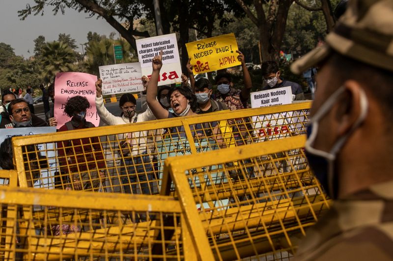 © Reuters. Protest demanding release of social activists in New Delhi