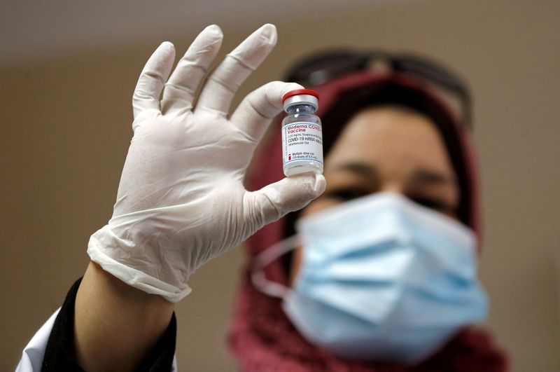 &copy; Reuters. FILE PHOTO: Palestinian health workers are vaccinated against COVID-19 in Bethlehem
