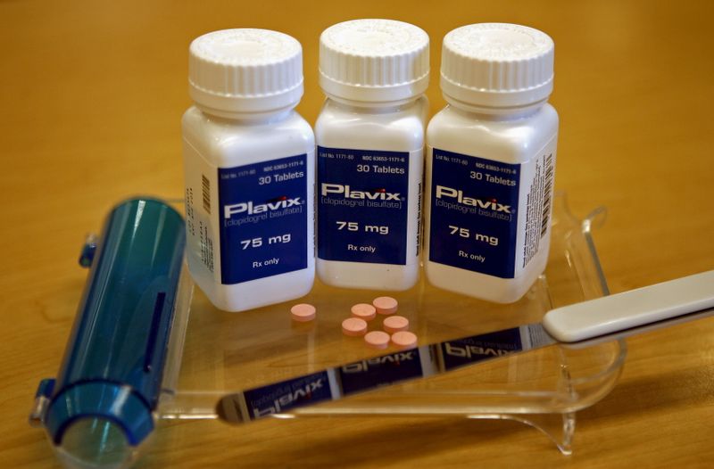 &copy; Reuters. FILE PHOTO:  Bottles of Plavix shown on display at a pharmacy in North Aurora, Illinois.