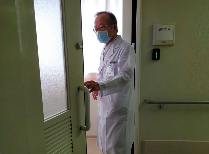 © Reuters. Manabu Yoneshima walks at his hospital in Tsuruga