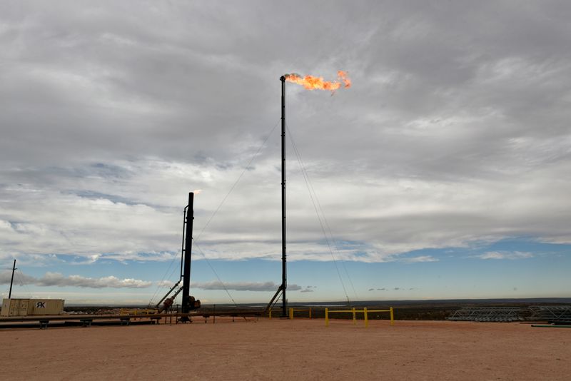 © Reuters. FILE PHOTO: Natural gas flares off at a production facility owned by Exxon near Carlsbad